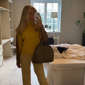 Hm studio stickad tröja  - Säljer denna jättefina stickade tröjan från HM studio. Den är använd fåtal gånger och den är i ull. Köparen står för frakten 