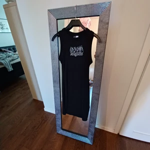 Angelic klänning strl xs - säljer denna Angelic klänningen från h&m! säljer den för 100kr då orginalpriset var 159:- men aldrig använd. (TVÄTTAS INNAN KÖP) Köparen står för frakten