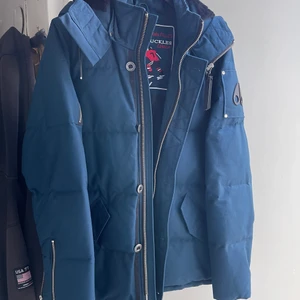 Moose Knuckles Forrestville srl: M - Vinterjacka i nyskick, testat den 1 gång. Fick den i present på julafton 2021 men den var för stor. Skick: 10/10 Storlek: M Nypris: 15,000kr Pris: 7000