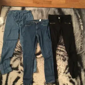 Tre par byxor: Jeans och två leggings.  40krst 100kr paketpris 