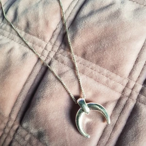 Silvrig Halsband - Halsband i silver som är relativt långt💕 kedjan är ca 48cm och silverdetaljen är ca 2cm🌱 i priset ingår frakt!