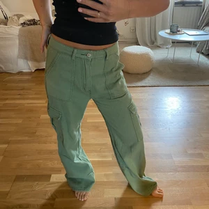 Gröna cargo pants - Knappt använda gröna cargo byxor i jeans material med fickor! Lite oversize och low waisted
