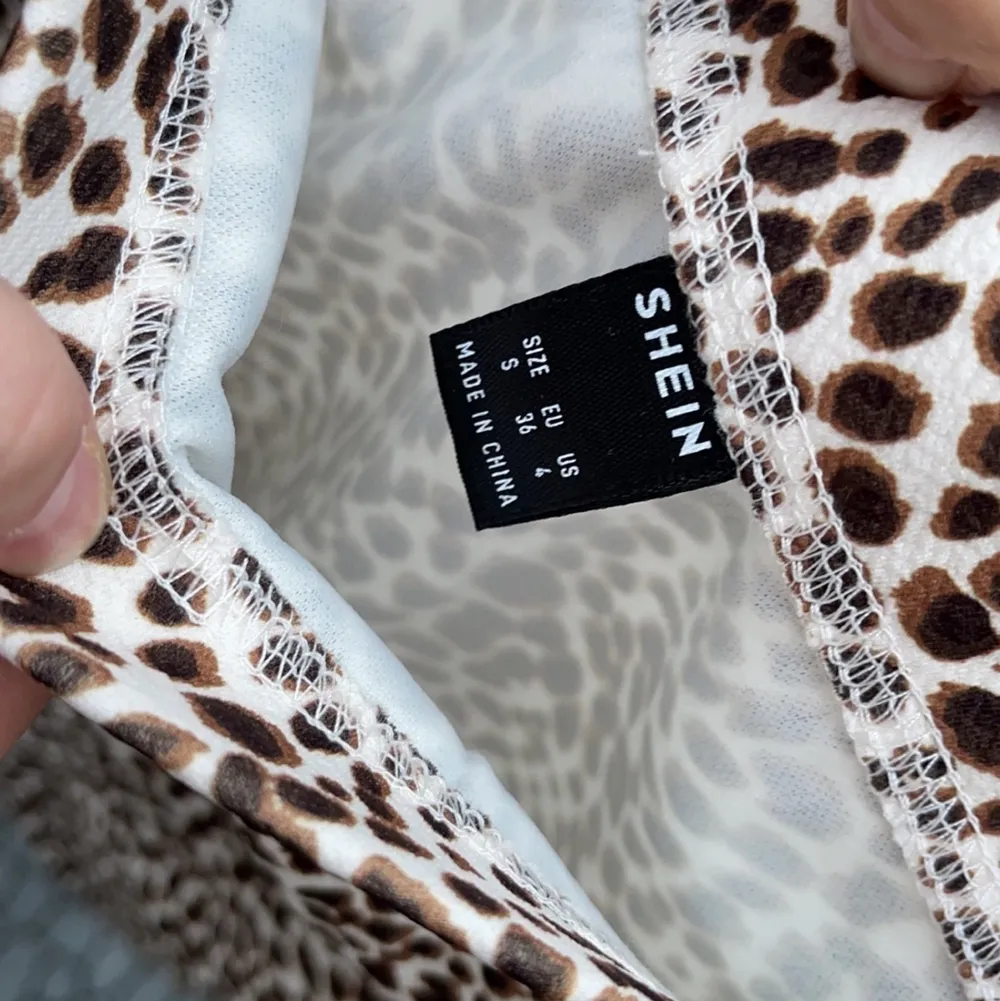 Leopard kjol ifrån shein med liten slits ( se bild) . Kjolar.