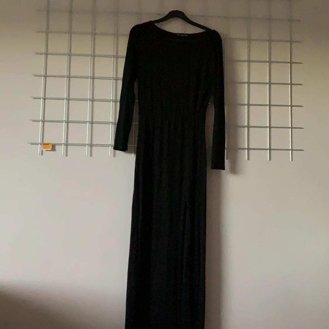 Svart långklänning med slits  - 90