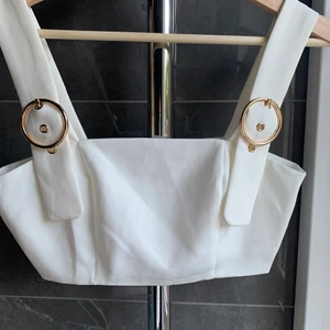 Top - En top frpn ASOS som dessvärre är lite stor för mig, hade dragit bort prislappen då jag inte kunde bestämma mig men nu har den bara legat i garderoben.  OBS, står inte för frakten. 