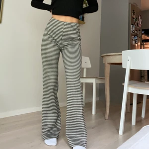 Mönstrade byxor - Ett par mönstrade byxor i rak modell och hög midja från Jaqueline De Yong. Storlek small. Väldigt sköna och i bra skick! 