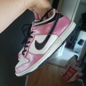 Nike dunk low GS spirit pink - Nine dunk low i storlek 38.5 men passar mig med storlek 37-38. Har strukit över namn på insida med vit färg. Syns inte så mycket (bild 2) 