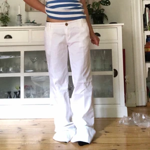 Vita byxor  - Jättesnygga vita, lågmidjade byxor från zara! De är från en äldre collection och går ej att köpa längre. Helt oanvända!  Midjemått: 86cm  Innerbenslängd: 86cm KÖP DIREKT FÖR 250kr