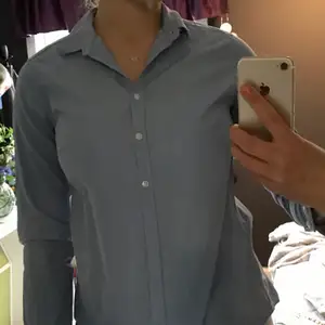 Skjorta i ljusblått, från peak performance Lite använd & fint skick  
