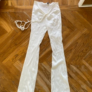 Byxor storlek 36 - Oanvända byxor i storlek 36 som har ett knyte runt magen som en extra detalj