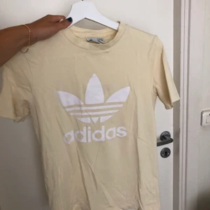 Adidas T-shirt - Gul T-shirt från Adidas