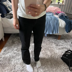 Svarta jeans  - Nu säljer jag dessa supersnygga svartgråa jeansen som passar till nästan alla toppar🖤  Frakten ingår ej i priset! 
