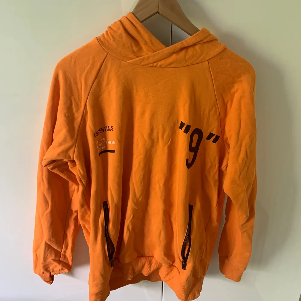 En orange hoodie . Tröjor & Koftor.