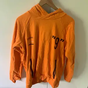 En orange hoodie 