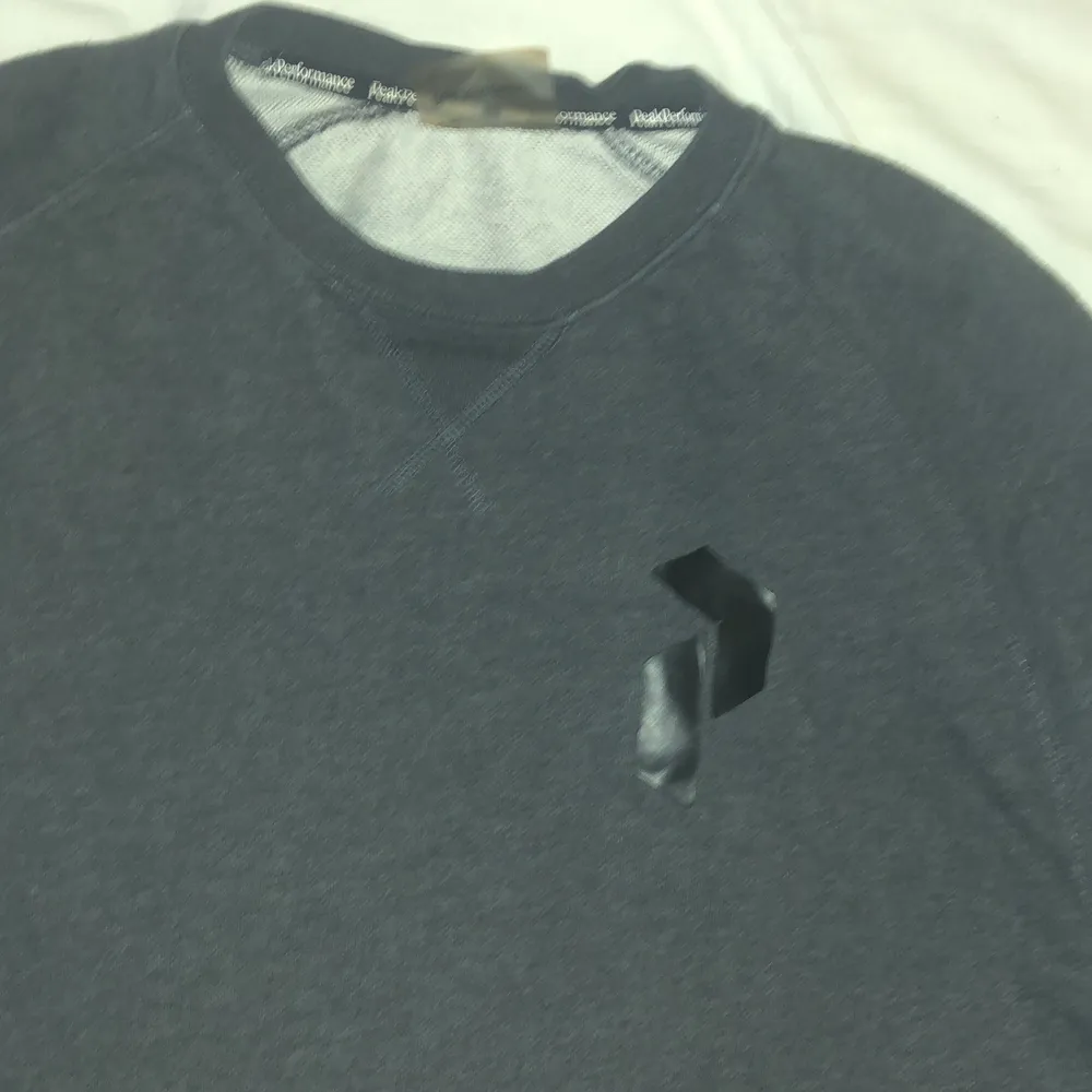 Äkta peak performance sweatshirt i mörkgrå. Neuletakit & Villapaidat.