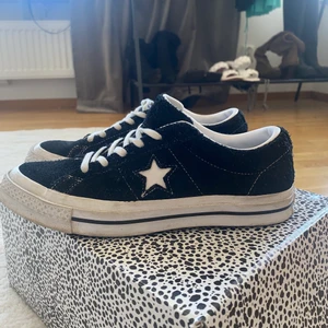 Converse - Säljer dessa converse one star i slt 40. Varit mina favorit skor nu ett tag men ser ändå bra ut och som nytt skick, snyggt till både jeans och klänning. Direkt köp för 300kr