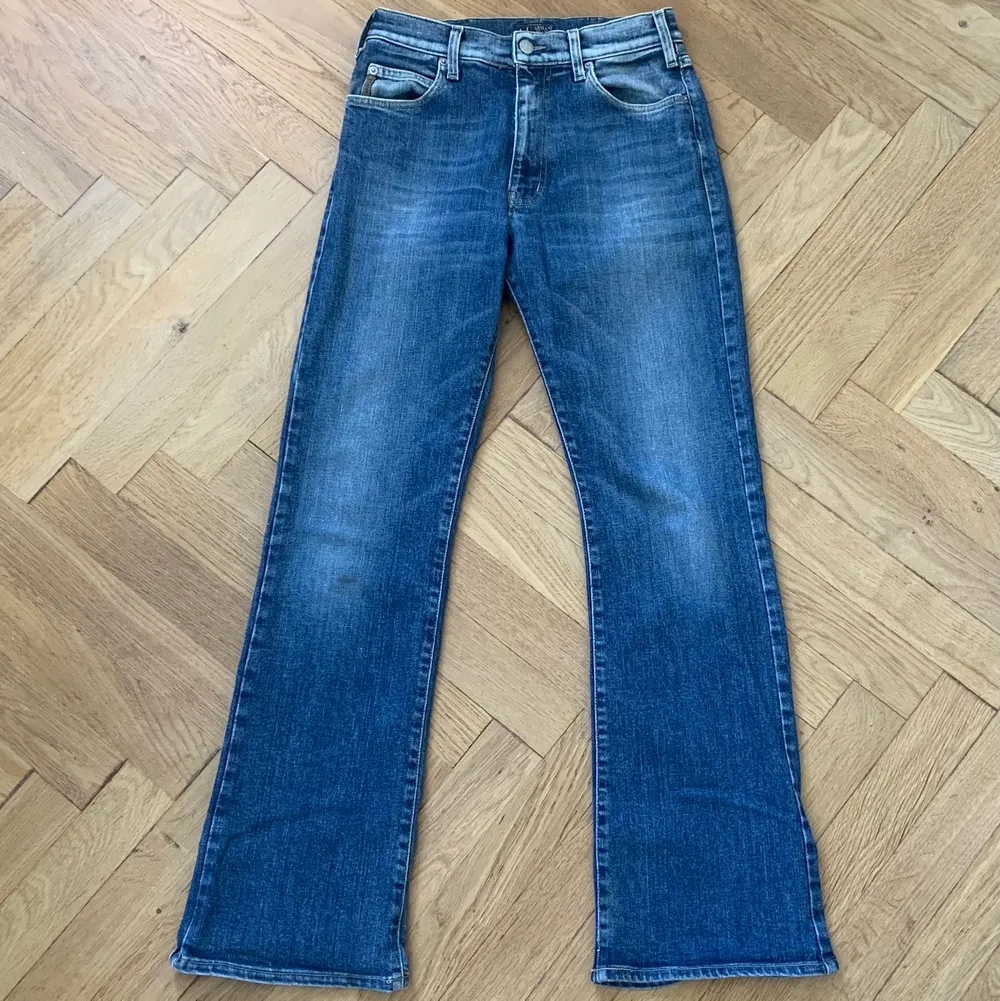 Snygga Armani jeans, använd någr få gånger, säljer pga att jag rensar min garderob. Storlek w31 passar mig som är storlek S och M, hör av er vid intresse eller för mer bilder<3. Jeans & Byxor.