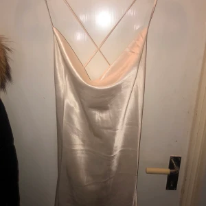 Klänning  - Jätte fin klänning från hm som jag använt 1 gång storlek 40🤍