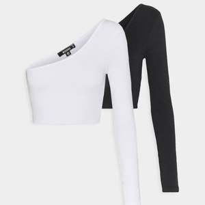Säljer två enarmade tröjor en svart och en vit. (Lånat bilden) tröjorna är från shei och har ett litet ribbad material som inte riktigt syns. Dom är i nyskick då dom aldrig kommit till användning. Köparen står för frakt💕kontakta mig vid intresse💕50kr båda