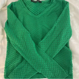 grön tröja  - TRYCK INTE PÅ KÖP NU. ♥️INTRESSEKOLL! superfin grön tröja från pahladium i storlek M men passar mig som har S. Köpt på plick. säljer endast vid bra bud💗 