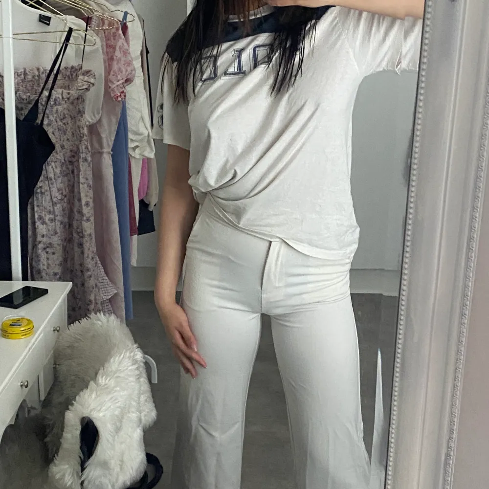 Superfina vita kostymbyxor i stretchig tyg! Formar kroppen och rumpan perfekt men de börjar bli för små för mig😅. Jeans & Byxor.