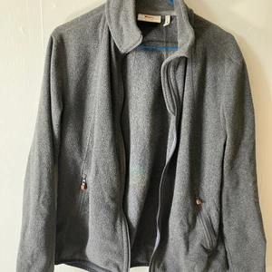 Fjällräven fleece  - En fin fjällräven fleece i storlek M. Bra som innerlager vid tex snowboardåkning eller vid andra utomhusaktiviteter! 