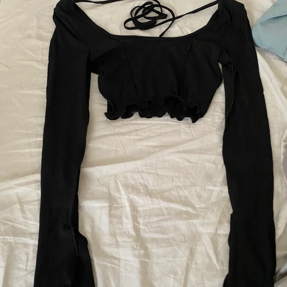 Denna svarta tröja är aldrig använd och kommer från SHEIN.. Toppar.