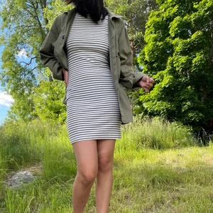 Klänning - Fin randig klänning i vitt och svart. Klänningen är i storlek 36 och i stretchigt tyg. Modellen har XS/34 så klänningen fungerar för båda. Skriv vid frågor💕