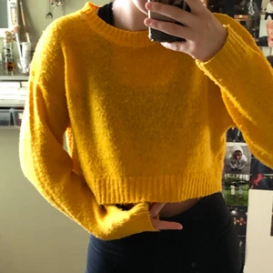 Orange stickad tröja - Croppad bekväm orange tröja i storlek Xs och som är har bra skick 🫶