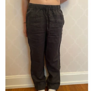 Gråa linnebyxor - Helt oanvända gråa linnebyxor från H&M med prislappen kvar! Säljer pga de är för små och glömde lämna tillbaka. De är strl XS💕