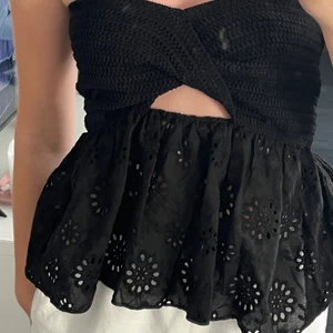 Bandeautopp från Zara - Säljer denna somriga topp från Zara som är slutsåld i många storlekar, säljer min då jag inte fått användning för den! Oanvänd och är strl M men skulle även passa S eller L pga resår. Säljer för 200 eller högst bjudande om fler är intresserade💞