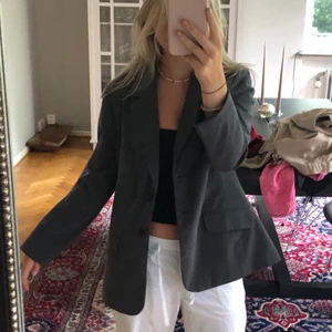 Grå vintage kavaj - Grå oversized vintage kavaj, passar flera storlekar beroende på passform( brukar själv ha en S)