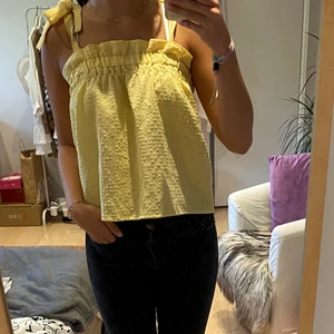 Sommar linne - Somrigt linne/topp från h&m. Köpt förra sommaren men i bra skick💕