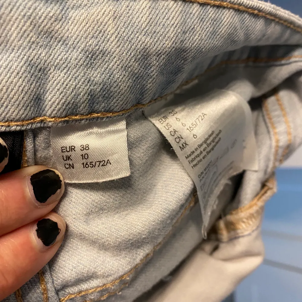 Fina ljusa jeans från shein, säljer dom då de är för små. Knappt använda. Jeans & Byxor.