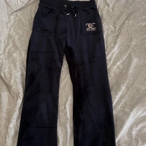 Juicy couture  - ❗️Intressekoll❗️ Mörkblå juicy couture byxor, aldrig använda med prislapp kvar. Barnstorlek (15-16) men passar xs/s Jag är cirka 160 och dom är för långa på mig!  (Finns även tröja till på min sida) ❗️Buda gärna❗️ Är även öppen för byten!!!!!