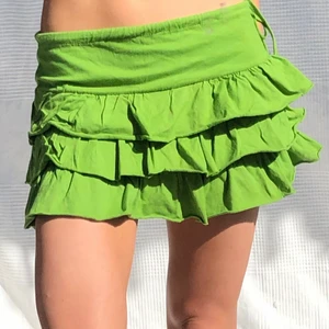 Kjol - Unik och söt volangkjol från von dutch💚 fraktar för 44kr eller möts i Fridhemsplan 👼