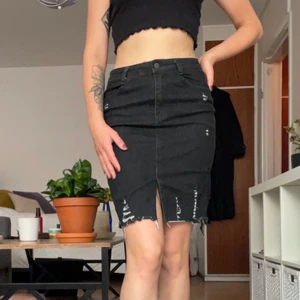 Jeanskjol - Svart jeanskjol, nyskick, passar s/m, väldigt stretchigt material 