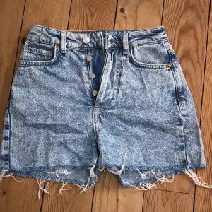 Stentvättade denimshorts som är köpte på plick, de var få små för mig. Storlek XS.