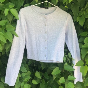 Grå oanvänd magtröja  - Grå långärmad tröja från Lager 157, passar mig, som är 165 cm lång, som magtröja. Helt oanvänd, alla knappar sitter kvar och det finns inga skråmor.