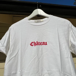 Château t-shirt - Har några år på nacken men aldrig kommit till användning så otroligt bra skick.  Skriv privat vid intresse! 😁