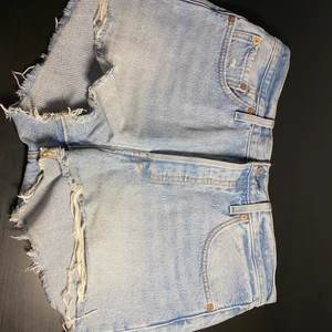 Shorts Levis - Köpta i en Levisbutik för tre år sedan och använda mycket ett tag men de är fortfarande i jättebra skick. Hittade inte storleken men sitter ungefär som XS/S. Priset + frakt (49kr). Inga synliga defekter utöver att de är lite solblekta. 