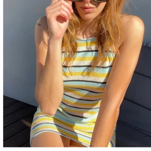 Stickad halterneck klänning - Helt ny stickad halterneck klänning från zara med prislapp kvar! Strl M men stor i storlek så skulle säga att den är mer som en L!