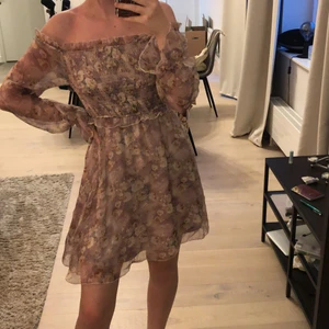 Midsommarklänning - Superfin midsommarklänning från missguided i lila/rosa. Storlek 36. Använd endast en gång 