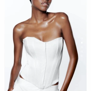 Satin korsett topp - Säljer denna ur snygga satin korsett toppen från Zara. Perfekt nu till sommaren och så fint med t.ex linne byxor eller Cargo pants till! Helt ny med prislapp kvar. Storlek M💖 Hör av dig vid frågor eller funderingar! Möts upp eller fraktar. Nypris: 299 kr