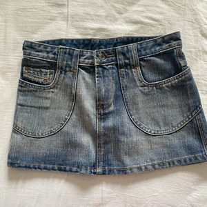 Diesel jeanskjol - Lågmidjad jeanskjol från diesel köpt secondhand. Midjemått: 75cm.  Kan inte visa hur den ser ut på eftersom den är för stor på mig.