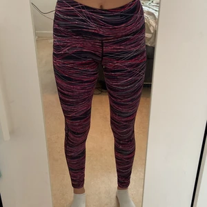 Färg glada träningsbyxor  - Dessa par har bara legat i min garderob och vill bli av med dom. De passar mig inte runt midjan. Ordinarie pris är 150 kr. Jag är 164 cm. Du står för frakten