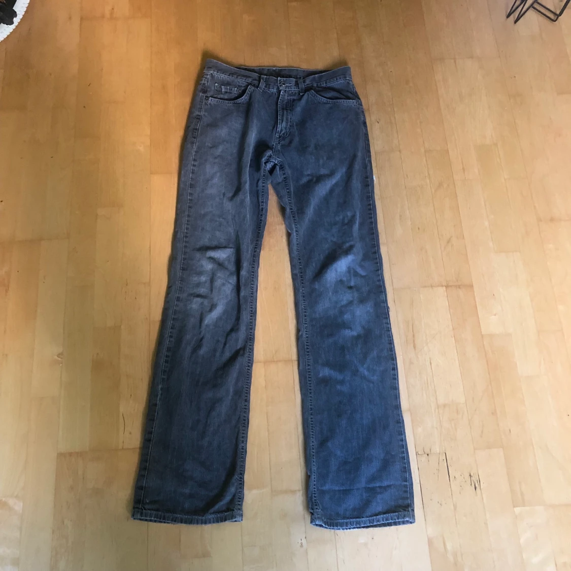 Grå jeans