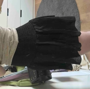 Svart kjol  -  Jättefin kjol aldrig använt Endast testad perfekt till sommaren ,❤️jätteskönt att du hör av dig om du är intresserad pris kan diskuteras 🫶🏽