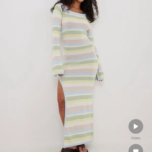 Lojsan Wallin x NA-KD klänning -  Supersnygg lång stickad klänning ifrån Lojsan Wallins kollektion för NA-KD. Helt slutsåld på hemsidan. Endast testad med prislapp kvar! Såldes för 699kr. Storleken är xxs-xs men passar xxs-s utan problem! 💗