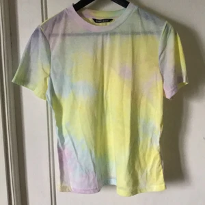 Shein tröja stl XL - Aldrig använd. Själva tröjan är relativt genomskinlig, men har väldigt fina färger!